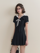 디테일이 돋보이는 긴 검은색 드레스