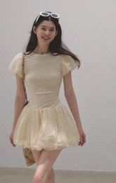 슬림한 허리의 가벼운 드레스