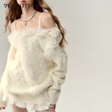 오프숄더 디자인의 울 니트 스웨터 탑