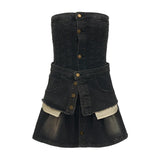 가슴을 감싸는 슬림핏 데님 스커트