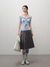 메시 디테일이 돋보이는 플러티 오프숄더 트위스트 탑