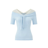 메시 디테일이 돋보이는 플러티 오프숄더 트위스트 탑