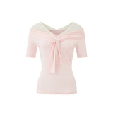 메시 디테일이 돋보이는 플러티 오프숄더 트위스트 탑